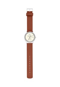 Reloj con correa de cuero marrón, caja de acero inoxidable plateado, esfera crema y dos subesferas. Presenta un diseño minimalista y cierre de hebilla.