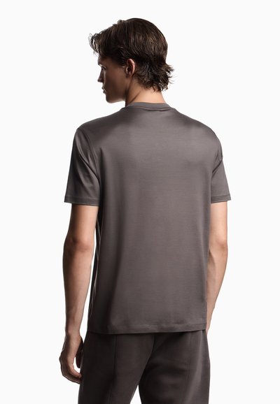 Grijze t-shirt met korte mouwen en een ronde hals, met een gladde textuur en een minimalistisch ontwerp. Heeft een rechte snit en subtiele stikdetails.