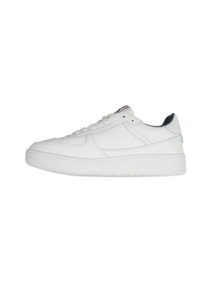 Witte lage sneaker met vetersluiting aan de voorkant, gestikt paneelontwerp en dikke zool, van de zijkant getoond op een witte achtergrond.
