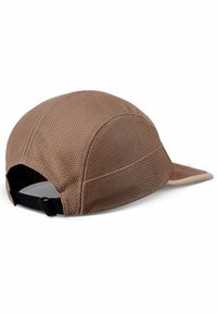 Gorra marrón con un tejido texturizado similar a una malla, visera curvada y correa ajustable en la parte posterior. Presenta costuras lisas y una corona redondeada.