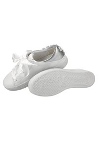 Białe sneakersy z błyszczącymi srebrnymi akcentami na pięcie, teksturowaną gumową podeszwą i satynowymi sznurowadłami. Posiadają ozdoby w kwiatowe wzory.