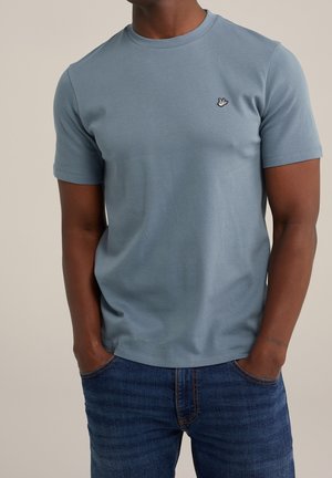 Blauw T-shirt met korte mouwen van zacht, gladde stof met een ronde hals en een klein geborduurd vogel-logo op de linkerborst.