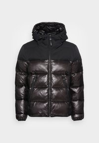 Czarna kurtka puchowa z błyszczącym pikowanym dolnym ciałem, matowym górnym ciałem, zamkiem błyskawicznym z przodu, zapinanymi na zamek kieszeniami, elastycznymi mankietami oraz regulowanym kapturem ze sznurkiem.