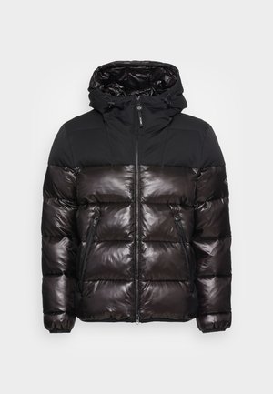 Czarna kurtka puchowa z błyszczącym pikowanym dolnym ciałem, matowym górnym ciałem, zamkiem błyskawicznym z przodu, zapinanymi na zamek kieszeniami, elastycznymi mankietami oraz regulowanym kapturem ze sznurkiem.