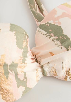 Haut de bikini à motifs rose clair et vert avec des détails en tissu froncé et des accents dorés, fabriqué en matériau lisse et extensible.