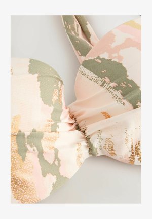 Bikini zgornji del v svetlo roza in zeleni vzorčasti obliki z nabranimi detajli iz blaga in zlatimi akcenti, narejen iz gladkega, raztegljivega materiala.
