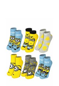 Quattro paia di calzini con i Minions. I colori includono blu, giallo, nero e grigio. I design presentano varie illustrazioni dei personaggi e testi.