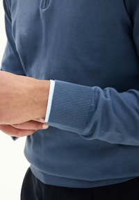 Oscar Jacobson PAT HALF ZIP - Stickad tröja - french blue