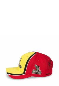 Cappellino da baseball rosso e giallo con visiera curva. Presenta linee di accentuazione nere, grafiche ricamate e una firma sul lato.