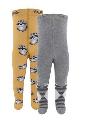 Zwei Paar Kinderstrumpfhosen: eine gelbe mit Waschbärmustern und eine graue mit Streifen und einem Waschbärdesign auf den Füßen.