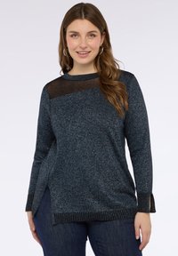 Maglione leggero blu navy con finitura testurizzata, pannello in rete sulla spalla, spacchi laterali e polsini e orlo a coste.