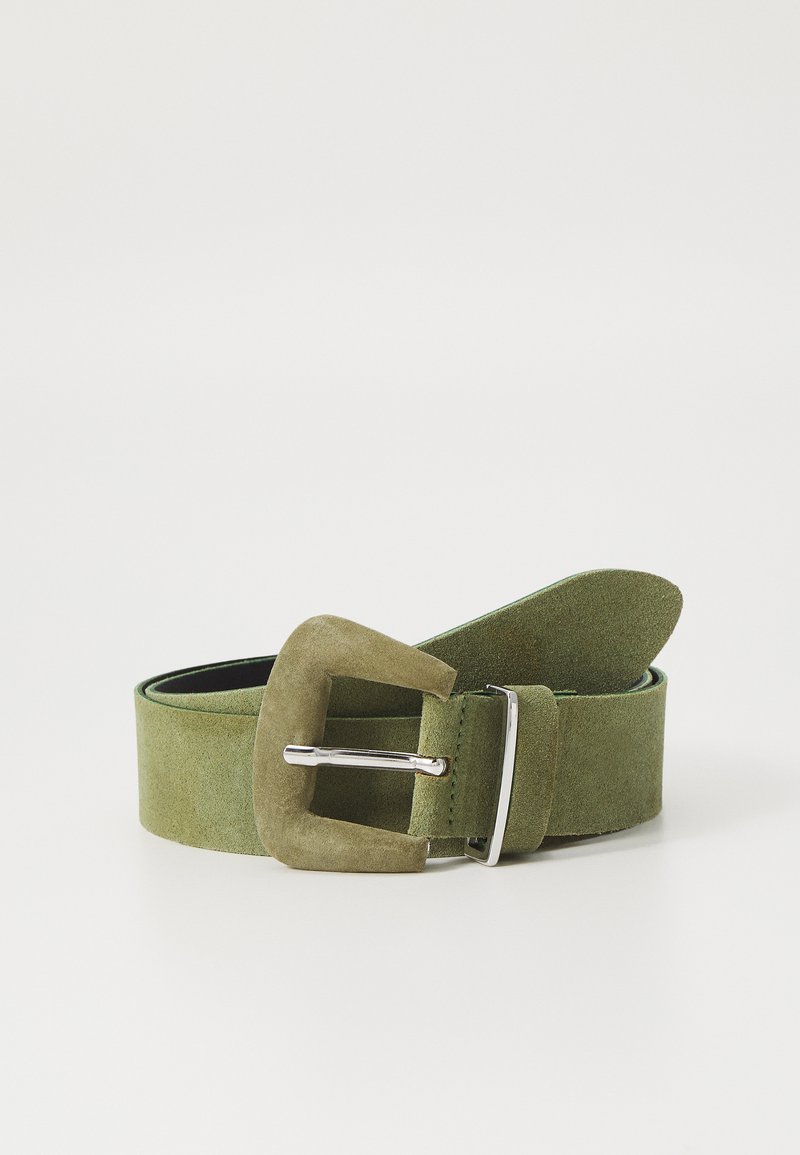 Cinto de camurça verde com um design largo, um acabamento texturizado e uma fivela retangular em metal prateado. Extremidade plana com costura reforçada.