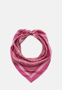 Lyserød silketørklæde foldet i en trekant med en knude, med skiftevis brede og smalle striber samt et cirkulært mønsterdesign.