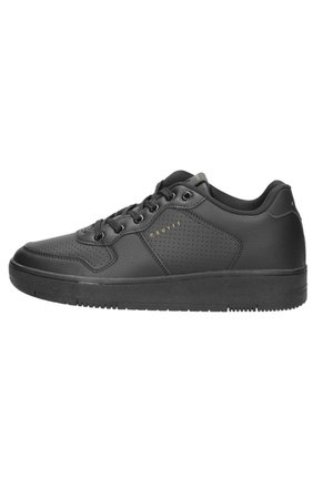 Czarny niskoprofilowy sneaker z wiązaniem na sznurówki, perforowanym bocznym panelem, oznaczony napisem "Cruyff" oraz gumową podeszwą.