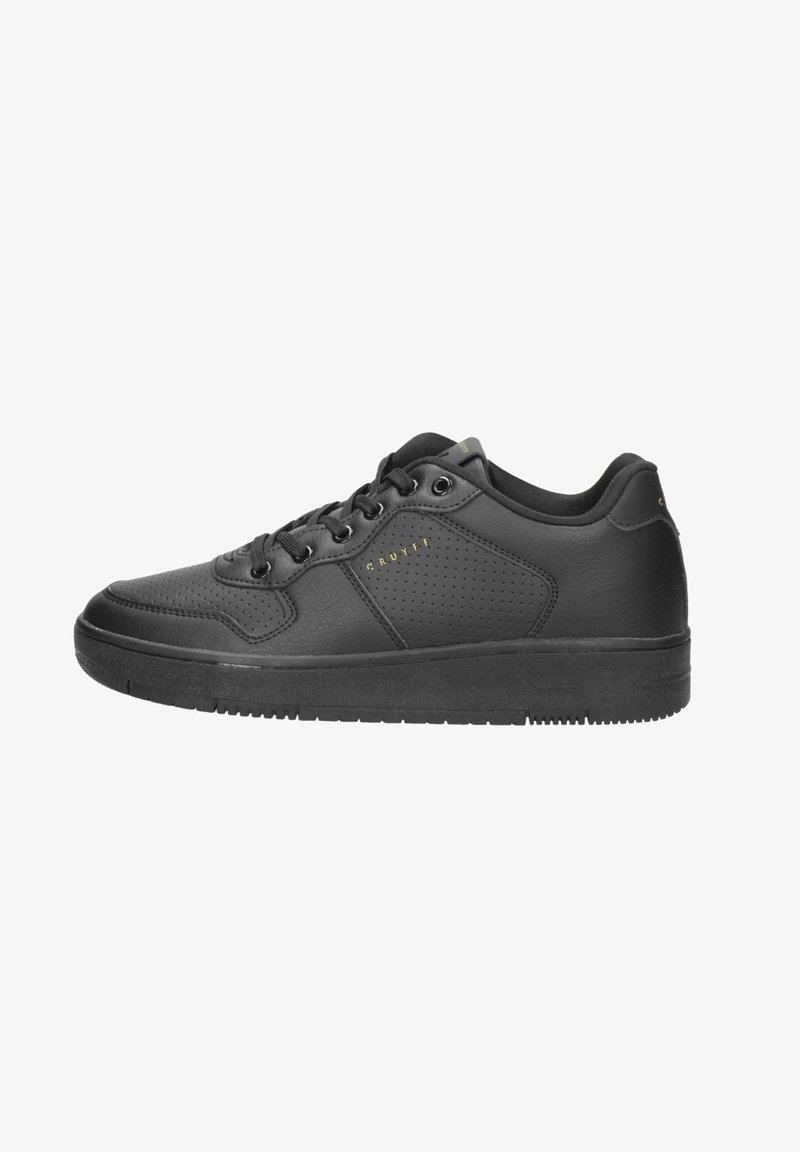 Baskets basses noires avec fermeture à lacets, panneau latéral perforé, texte de marque "Cruyff" et semelle en caoutchouc.