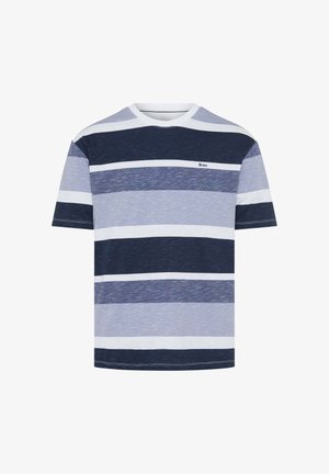 Kurzärmeliges T-Shirt mit Rundhalsausschnitt und horizontalen Streifen in Navy, Hellblau, Weiß und kleinem "Brax" Logo auf der Brust.