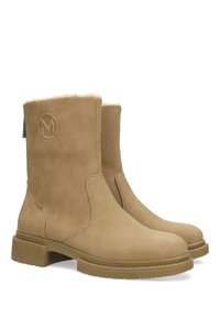 Tan ankelstövlar i slätt läder, med mjukt foder, enkel silhuett och en texturerad gummisula med logodetalj.