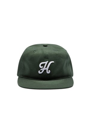 Gorra de béisbol verde oscuro con una letra "H" bordada en blanco en el frente, visera plana y ojales de ventilación.