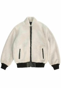 Weiße Kunstfell-Bomberjacke mit schwarzem Reißverschluss, elastischen Bündchen und Saum, ausgestattet mit Seitentaschen mit schwarzen Akzenten. Weiche Textur.