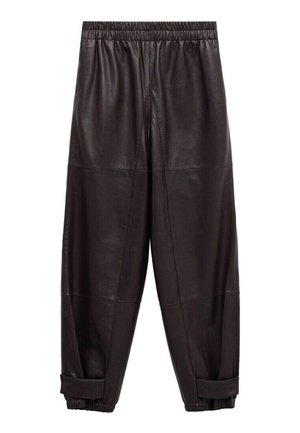 Pantalones jogger de cuero marrón oscuro con cintura elástica, detalles de paneles cosidos y puños ajustables con pestañas.