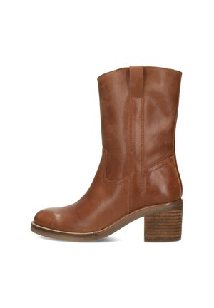 Bottine en cuir marron avec un talon en bois empilé, bout pointu et détails de couture verticale. Texture lisse avec des accents minimaux.