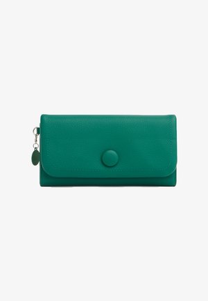 Portafoglio in pelle verde strutturata con chiusura a bottone rotondo e piccolo ciondolo portachiavi in argento attaccato sul lato sinistro.
