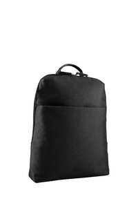 Zaino nero realizzato in tessuto resistente, dotato di chiusura a zip, tasca frontale e manico superiore. Design rettangolare elegante con accenti minimi.