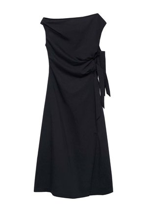Vestido negro sin hombros hecho de una tela suave, con un diseño envolvente, acentuado con un lazo en la cintura y una silueta larga y fluida.