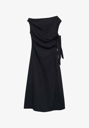 Schwarzes schulterfreies Kleid aus weichem Stoff, mit einem Wickeldesign und einer gebundenen Akzentuierung an der Taille sowie einer langen, fließenden Silhouette.