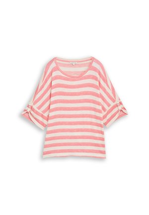 Kortärmelig roze-wit horizontaal gestreept shirt met ronde halslijn en opgerolde mouwen vastgemaakt met een knoopsluiting.