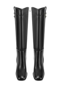 Stivali neri in pelle al ginocchio con una texture liscia, punta quadrata e dettagli con zip sul lato. Design semplice ed elegante.