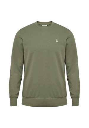 Olivengroene sweater met ronde hals, lange mouwen, geribbelde boorden en zoom, voorzien van een klein wit logo met een chevron ontwerp op de borst.