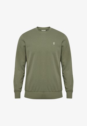 Olivengroene sweater met ronde hals, lange mouwen, geribbelde boorden en zoom, voorzien van een klein wit logo met een chevron ontwerp op de borst.