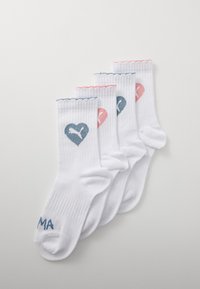 Weiße Baumwollsocken mit geripptem Muster, die Herzdesigns in Blau und Pink aufweisen. Jeder Socken hat eine gewellte obere Kante und "MA" in Blau gedruckt.