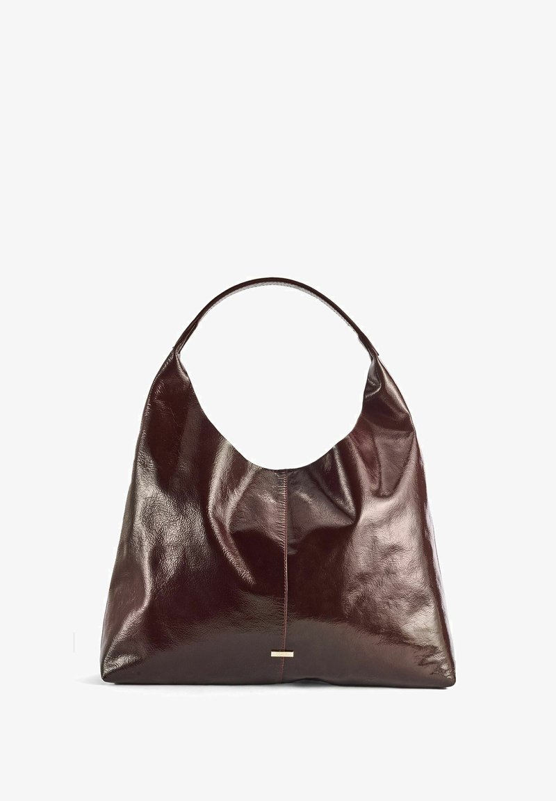 Ciemnobordowa skórzana torba hobo o gładkiej teksturze, zakrzywionym uchwycie oraz subtelnym przeszyciu przez środek. Mosiężny akcent z przodu.