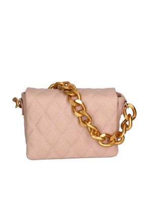 Sac à main rectangulaire en cuir beige matelassé avec une grande chaîne dorée épaisse sur un fond blanc.