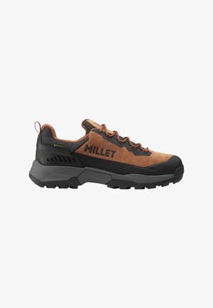 Herenwandelschoenen van bruin suede en zwarte synthetische materialen. Voorzien van gestructureerde zolen, een gepolsterde kraag en een prominent merkl logo.