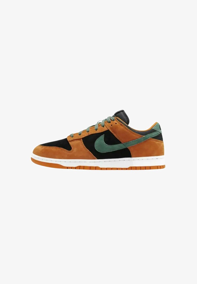 Nike Dunk-sneakers med brun mocka, en svart tåhuvud, gröna accenter och en vit mellansula med en gummisula.