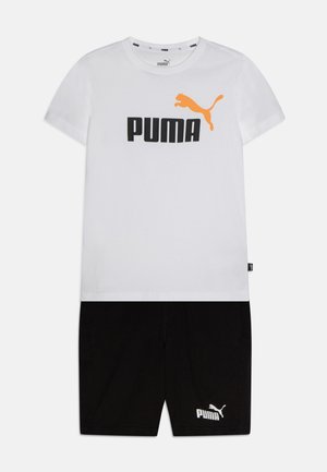T-shirt bianca con logo "PUMA" nero e accento arancione; abbinata a pantaloni corti neri con logo "PUMA" bianco. Materiale in cotone, design casual.