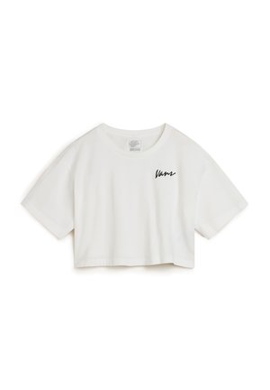 Camiseta corta blanca de algodón con manga corta, que presenta un logo de "Vans" bordado en el lado izquierdo del frente.