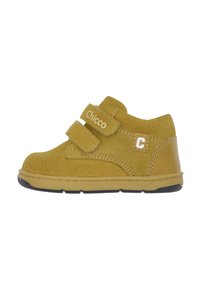 Scarpe per bambini in suede giallo con doppie cinghie in Velcro, punta arrotondata e suola in gomma nera. Logo laterale con dettagli di cucitura visibili.