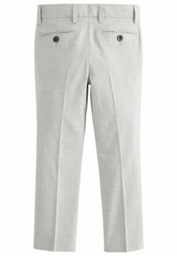 Pantalones de color gris claro con tejido texturizado, frontales lisos, dos bolsillos traseros con botones oscuros y corte de pierna recta.