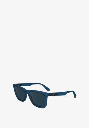 Blaue rechteckige Sonnenbrille mit dunklen Gläsern, ausgestattet mit einem glänzenden Kunststoffrahmen und Logodetails an den Bügeln.