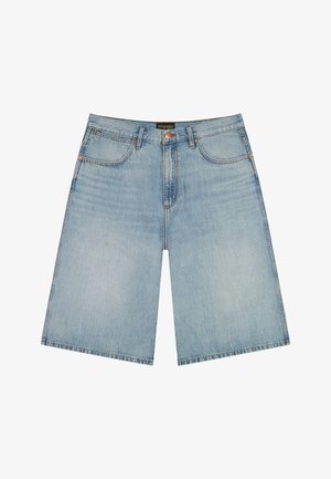 Svetlo modri jeans kratke hlače s sprednjimi žepi, zankami za pas in zapiranjem na gumb, z etiketo Wrangler na sredi pasu.