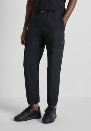 LOGAN REGULAR FIT WITH METAL PLATE ON POCKET WITH ELATIC ROPE ON WAIST - Pantaloni cargo - black