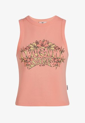 Persiku krāsas bez piedurknēm t-krekls ar apaļu apkakli, dekorēts ar ziedu grafiku dzeltenā un zaļā krāsā, izgatavots no mīkstas kokvilnas auduma.