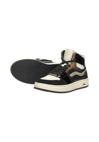 Hoge sneakers met een bovenwerk van zwart suede en leer, een witte rubberen zool, gouden accenten en een textuurpatroon aan de zijkant.