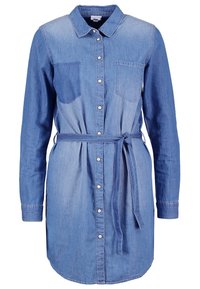 Denimskjolklänning, ljus till medelblå, långärmad, krage, knappar fram, bröstficka, midjebälte, rundad fåll.