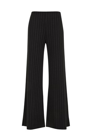I pantaloni neri a gamba larga presentano un motivo a righe con accenti argentati. Il tessuto appare liscio e morbido, con una comoda vita elastica.