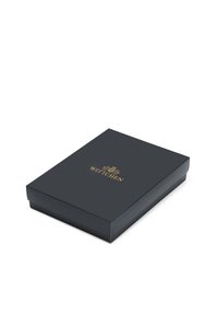 Prostokątne, ciemnoniebieskie pudełko prezentowe o gładkiej fakturze. Na pokrywce złote logo „Wittchen”. Otwarte na jednym rogu, minimalistyczny design.